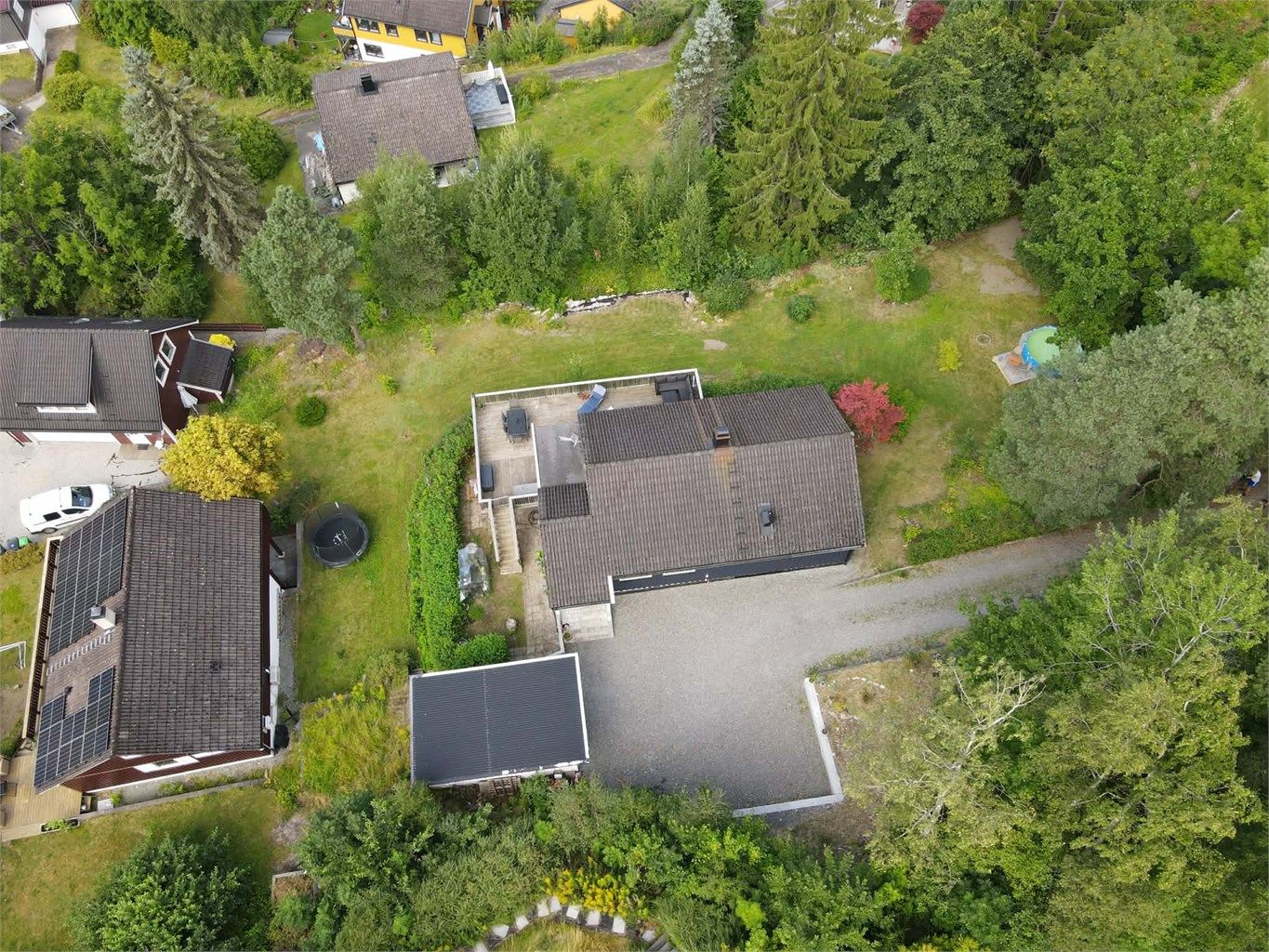 Eiendommen ligger i et rolig og etablert boligområde. Del av gårdsplass er utenfor tomtegrense, se kart 