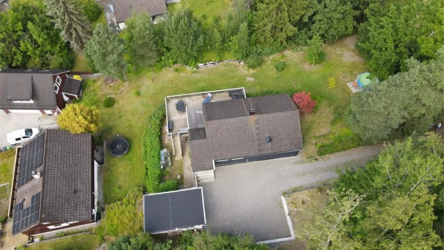 Eiendommen ligger i et rolig og etablert boligområde. Del av gårdsplass er utenfor tomtegrense, se kart
