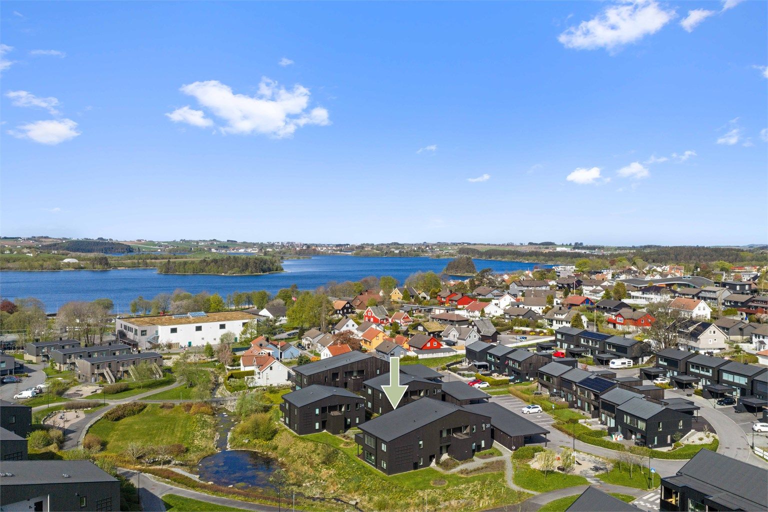 Kort vei til turområder og Frøylandsvatnet.
