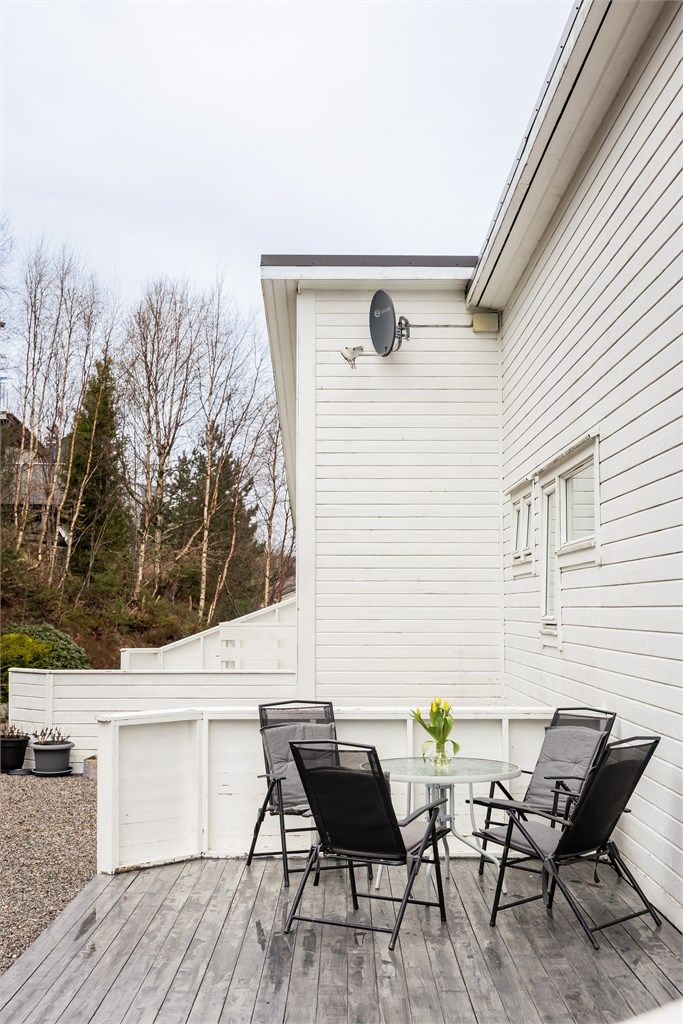 Koselig og usjenert uteplass mot vest.