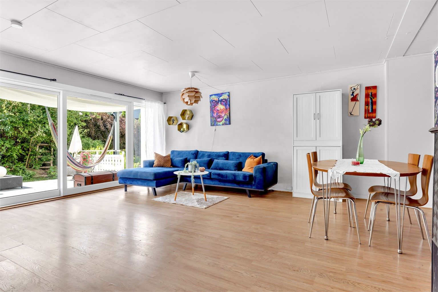 Det du fort vil sette pris på ved denne leiligheten er de store vindusflatene, det herlige dagslyset og det at det ikke er noen gjenboere. 