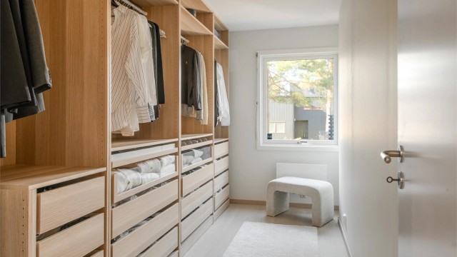 Et av rommene er innredet som en romslig walk-in-garderobe med skreddersydd innredning.