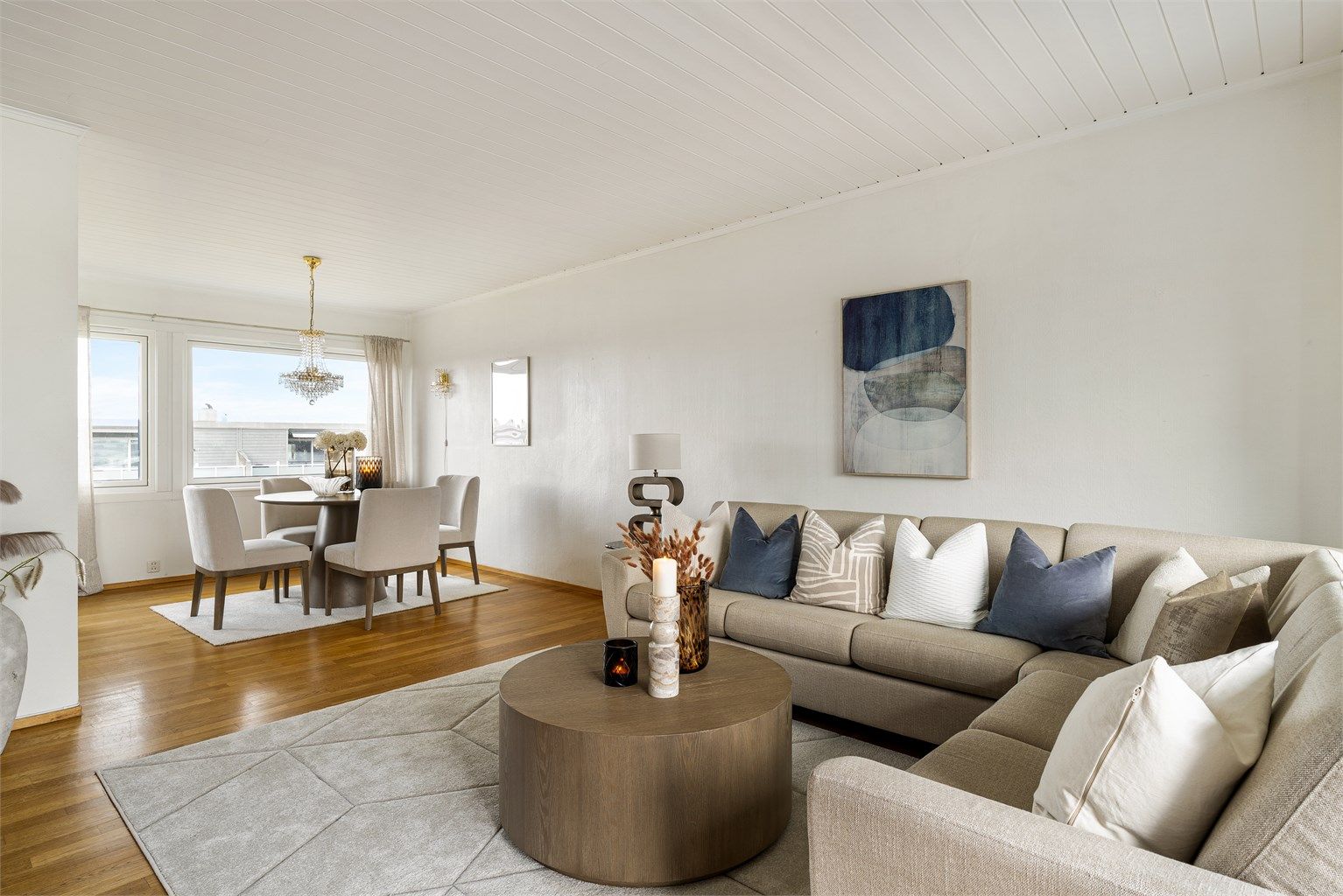 Boligen er gjennomgående lys og luftig med utstrakte vindusflater som sikrer rikelig med naturlig dagslys. 