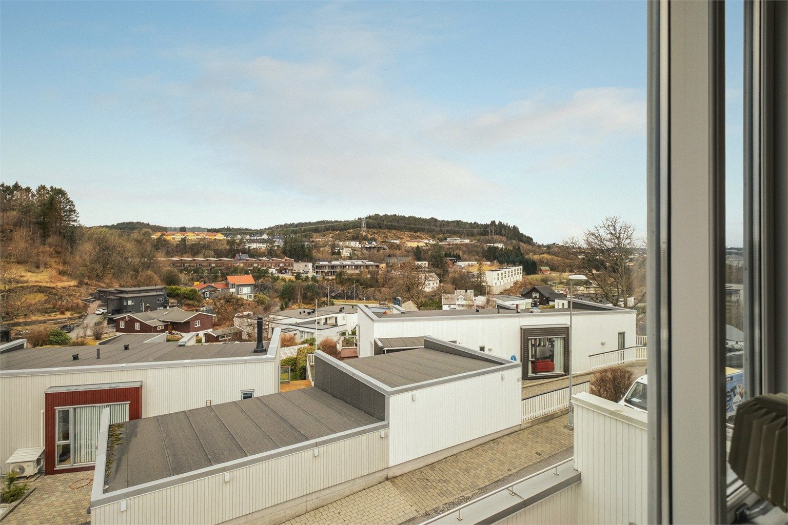 Flott utsikt fra hovedsoverommet over mot Storrinden