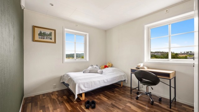Soverom 2 med plass til dobbeltseng med tilhørende møblement, samt skrivebord. Godt lysinnslipp fra vinduene og praktisk skyvedørsgarderobe.