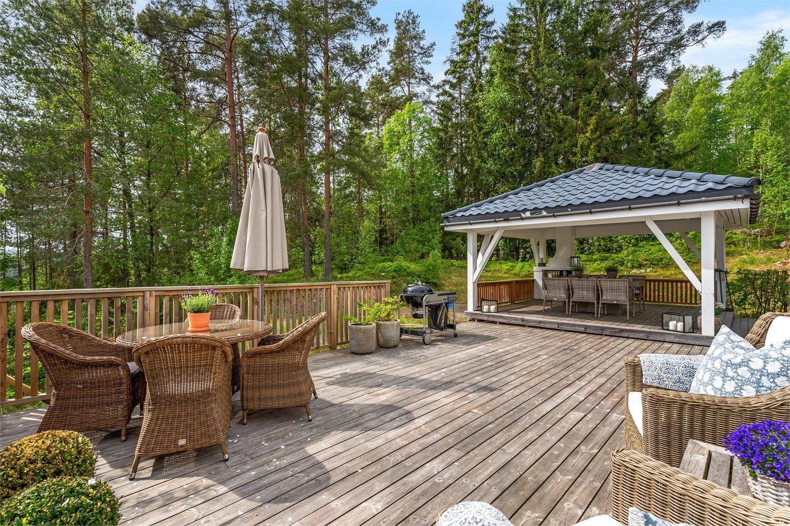 Utgang fra stue og vindfang til solrik markterrasse på ca. 118 m², her kan late sommerdager nytes med hele familien