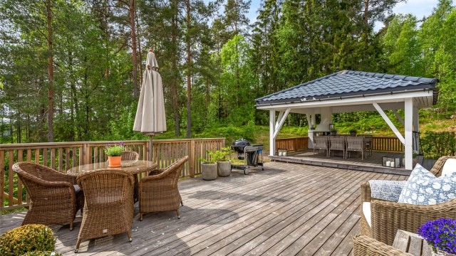 Utgang fra stue og vindfang til solrik markterrasse på ca. 118 m², her kan late sommerdager nytes med hele familien