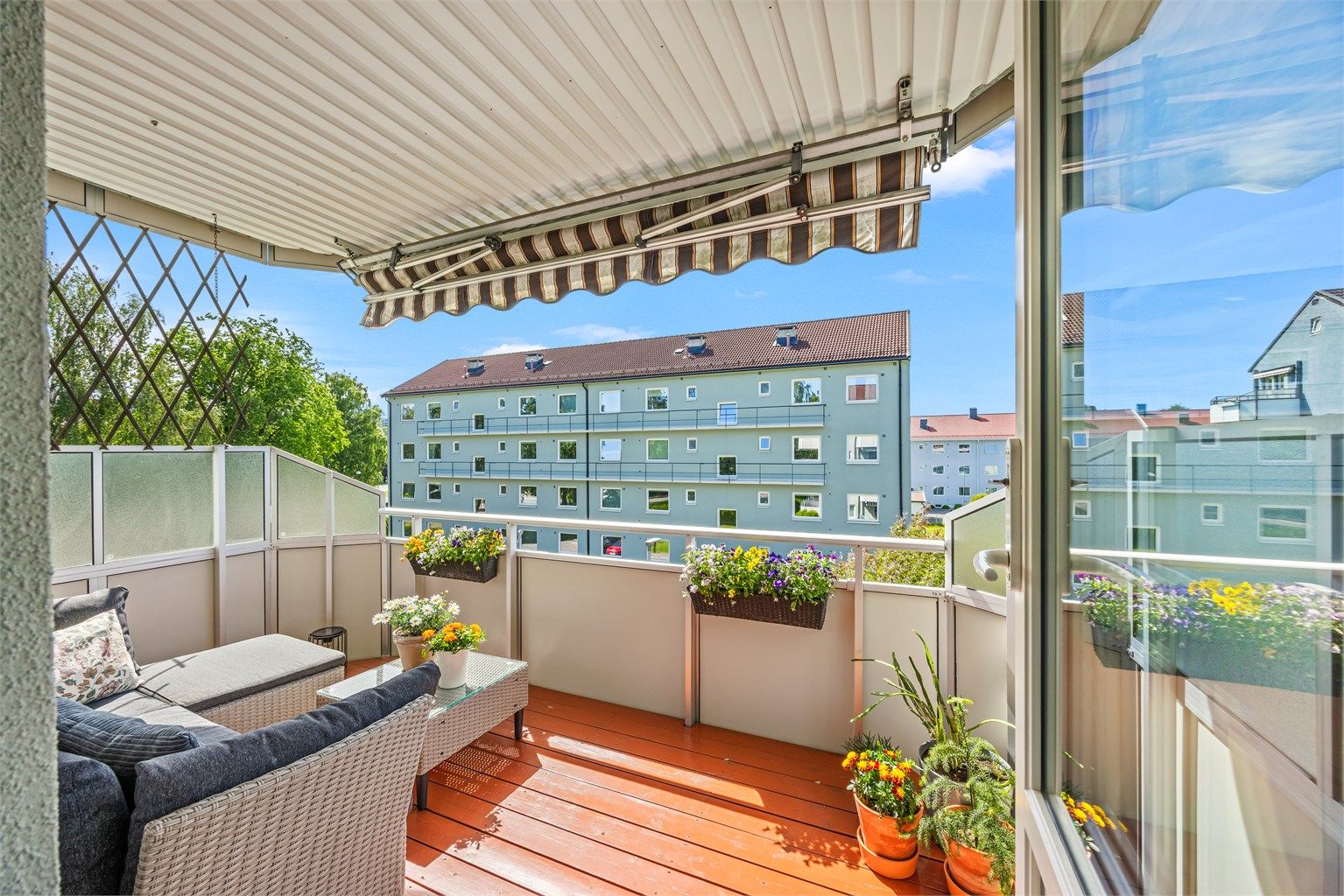 Fra stuen er det utgang til en solrik og romslig balkong på 8 m² med markise.
Foto: Rene Borghagen