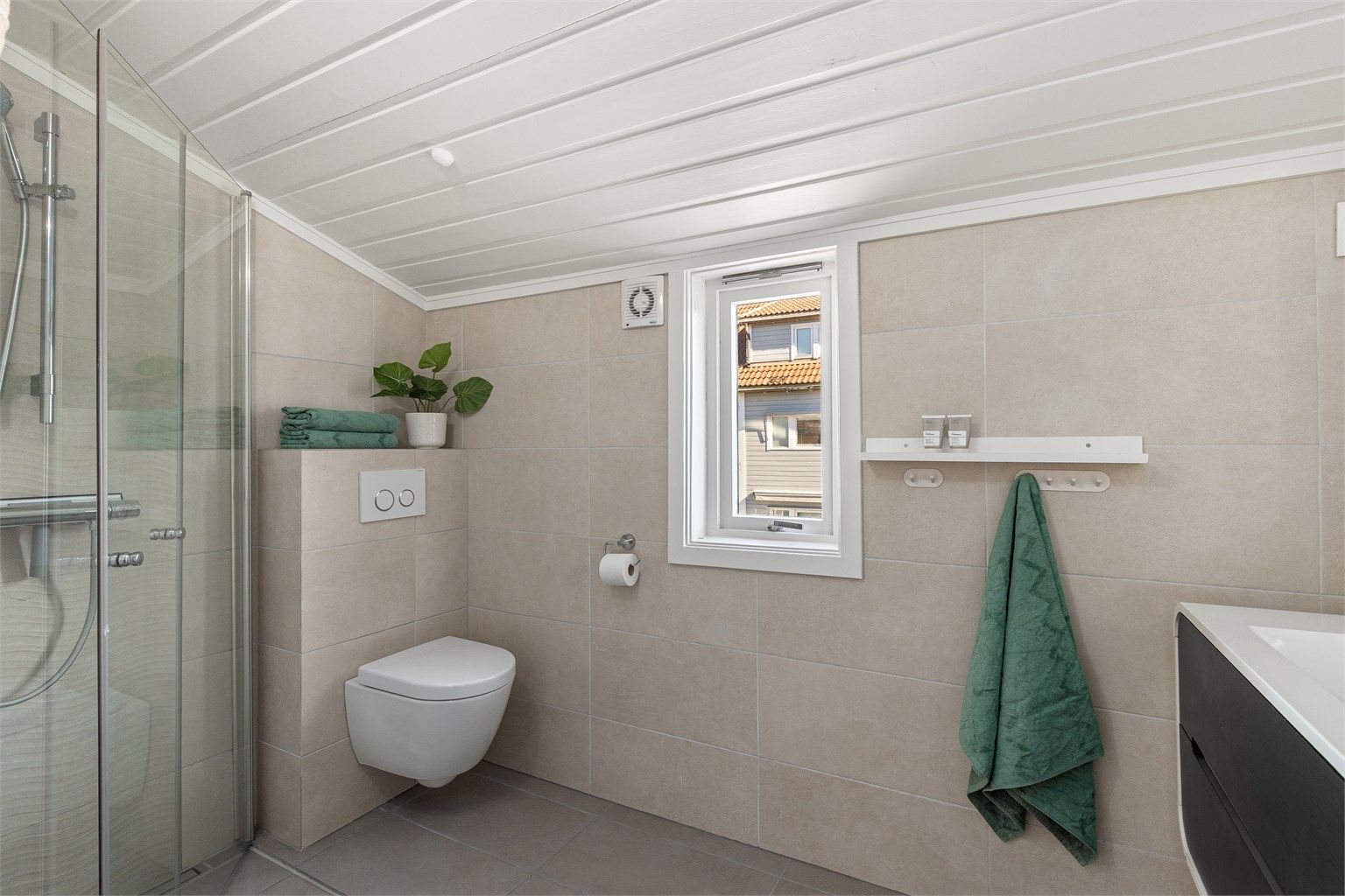 Badet har god størrelse. Det er gulvvarme på badet