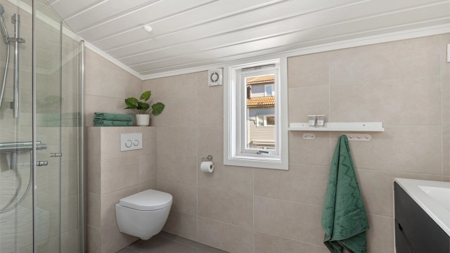 Badet har god størrelse. Det er gulvvarme på badet