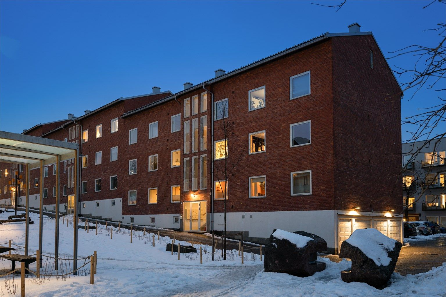 Hverdagslogistikken er enkel med både Kiwi og Rema 1000 innen gangavstand.