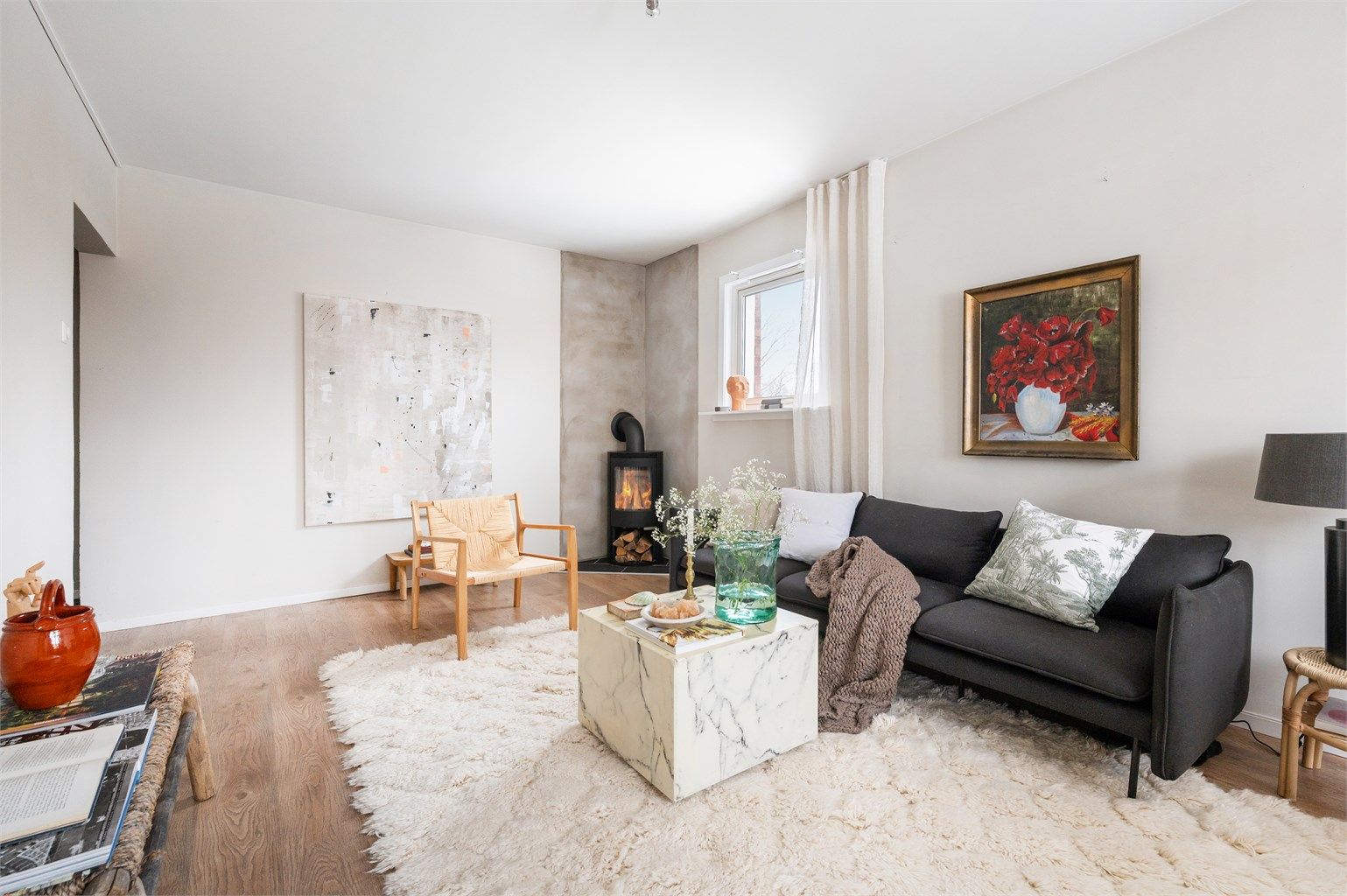 Overflatene er holdt i lyse nyanser, som kombinert med lysinnslipp fra flere retninger skaper en luftig atmosfære. 