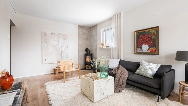 Overflatene er holdt i lyse nyanser, som kombinert med lysinnslipp fra flere retninger skaper en luftig atmosfære.