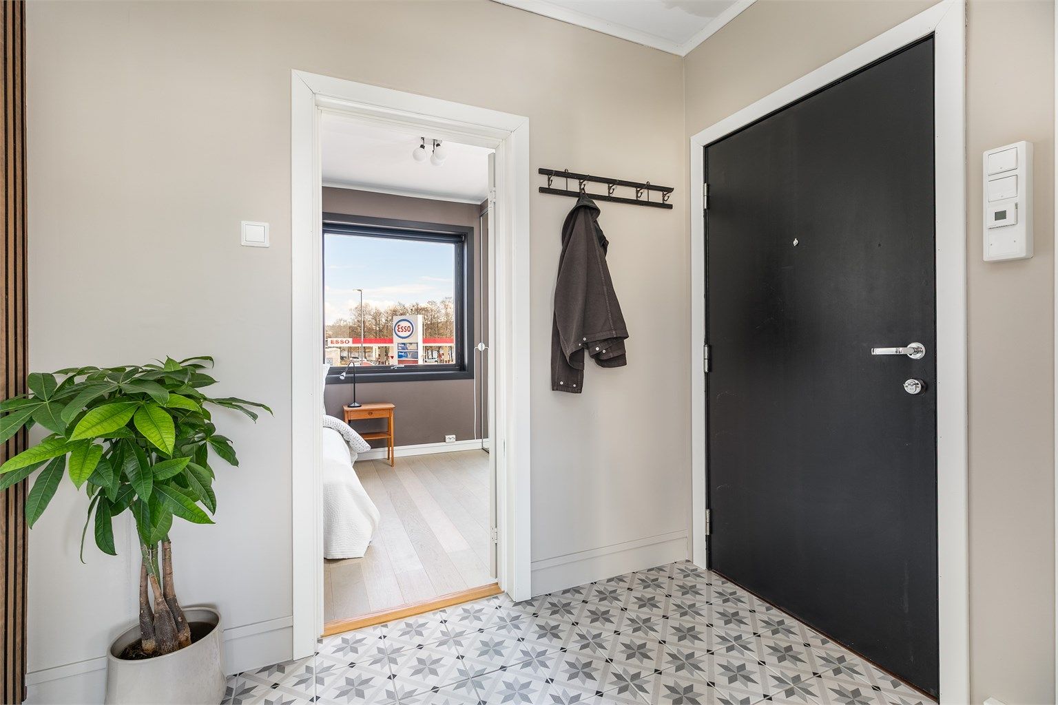 Hovedinngangen har porttelefon som betjenes fra leilighetens entré.