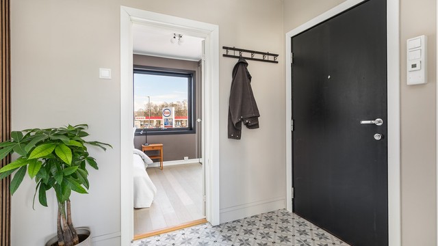 Hovedinngangen har porttelefon som betjenes fra leilighetens entré.