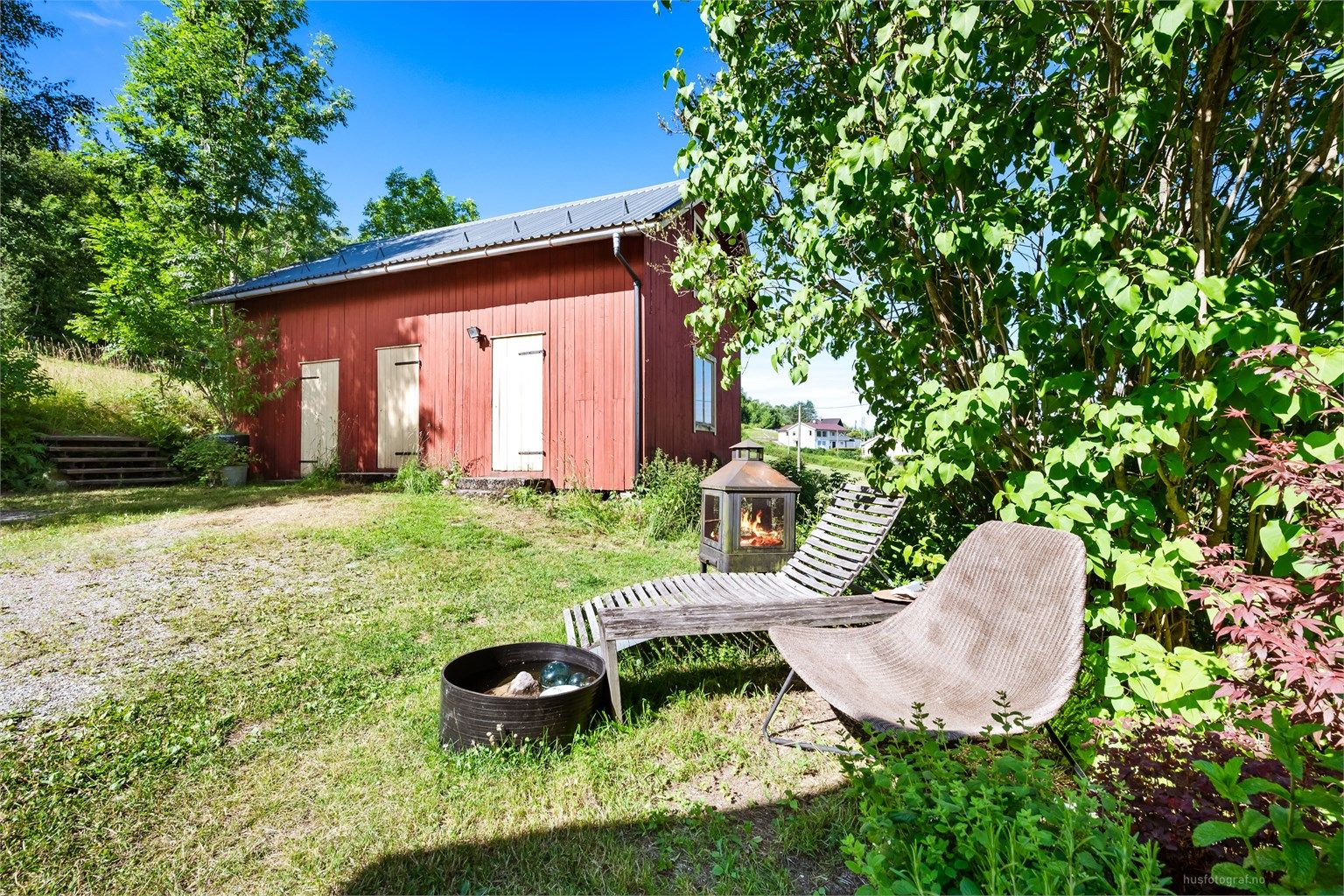 Frittstående uthus med et bruksareal på 67 kvm (manglende brukstillatelse), fordelt på lagerrom i to etasjer.