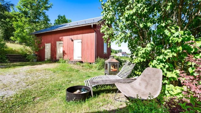 Frittstående uthus med et bruksareal på 67 kvm (manglende brukstillatelse), fordelt på lagerrom i to etasjer.