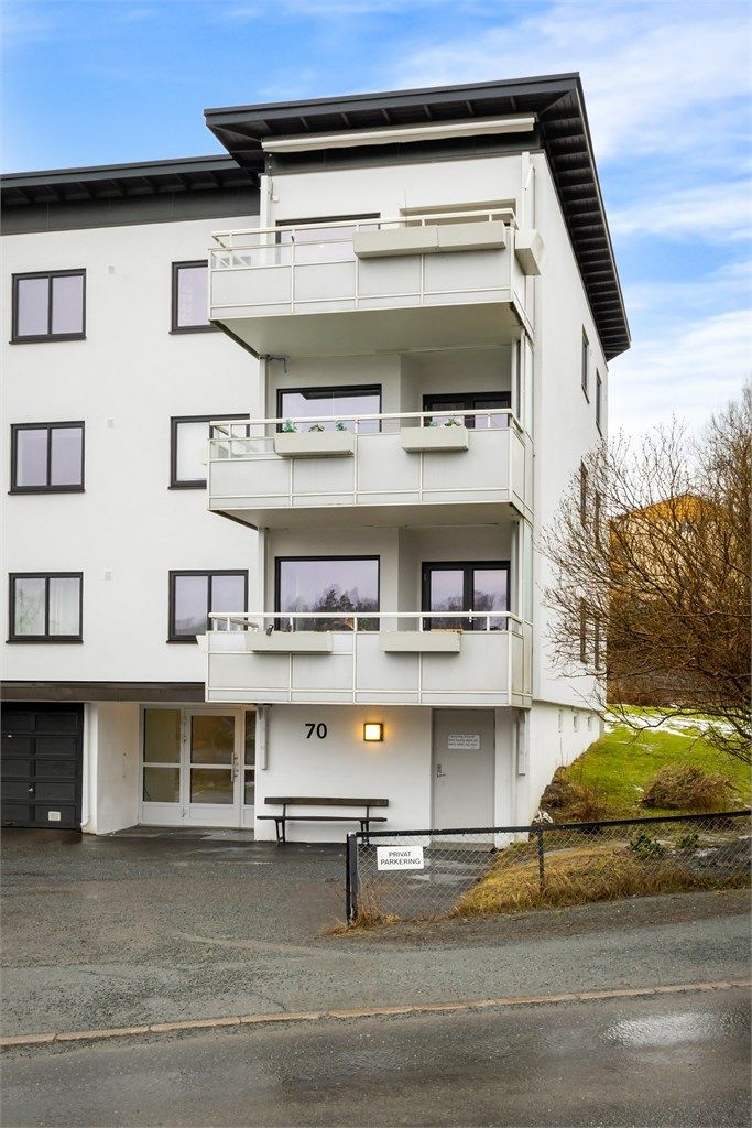 Beliggenheten er sentral med kun et par minutters gange til Rema 1000 og busstoppet Nadderudjordet.