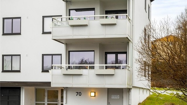 Beliggenheten er sentral med kun et par minutters gange til Rema 1000 og busstoppet Nadderudjordet.