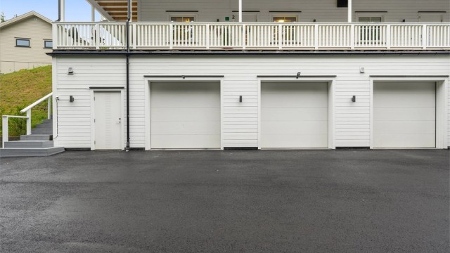 To garasjeporter, og egen inngangsdør inn til garasjen