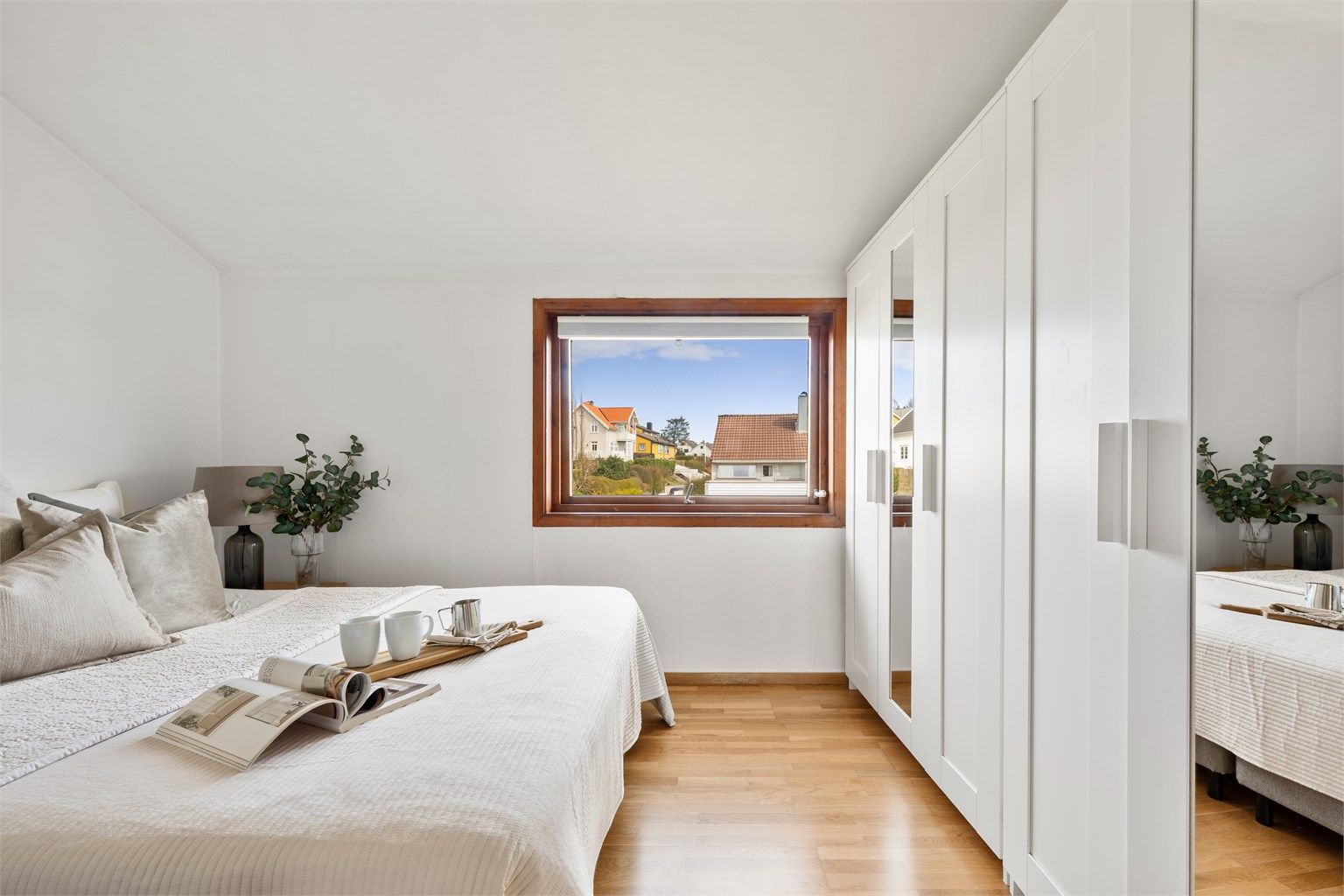  Her er det et bra med skap, som har god plass til klesoppbevaring.