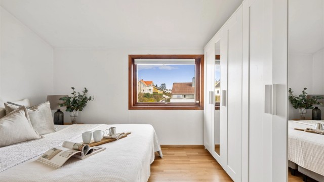 Her er det et bra med skap, som har god plass til klesoppbevaring.