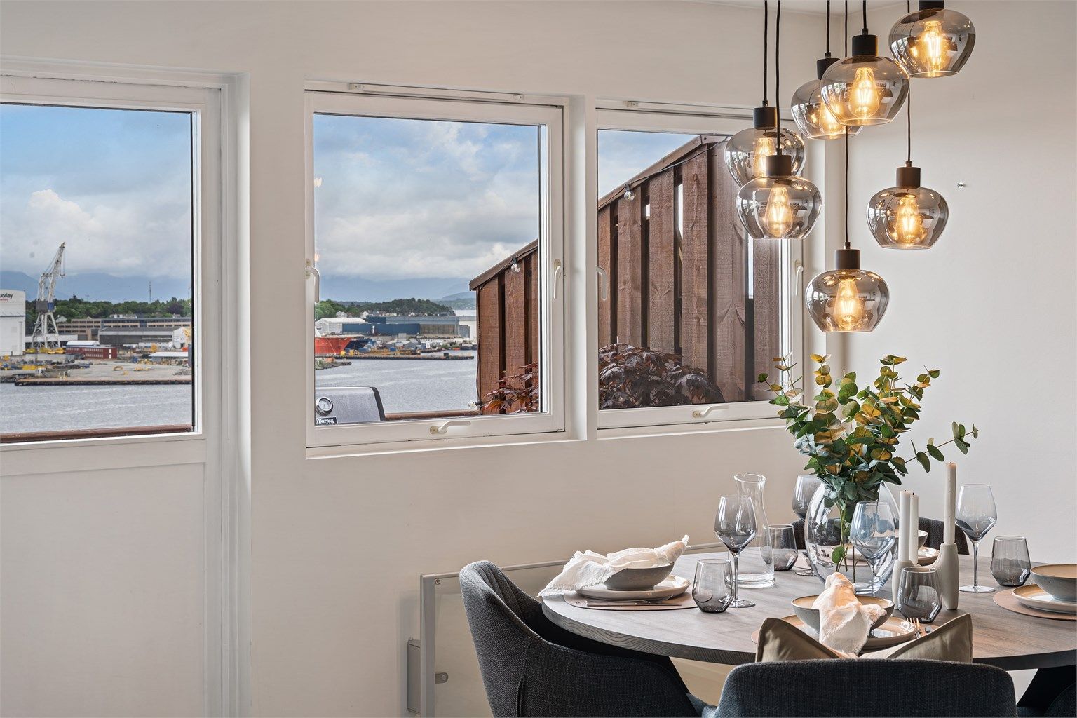 De store vindusflatene gjør også at det kommer inn rikelig med naturlig lys og gjør rommet ekstra åpent og luftig.  
