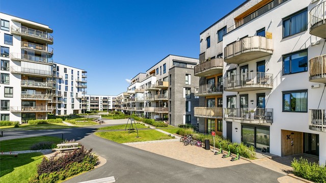 Det parkmessige gårdsrommet med store grøntarealer rammer pent inn sameiets ulike bygg.