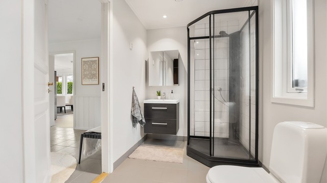 Badet i første etasje har flislagt gulv med gulvvarme, dusjkabinett og opplegg for vaskemaskin.