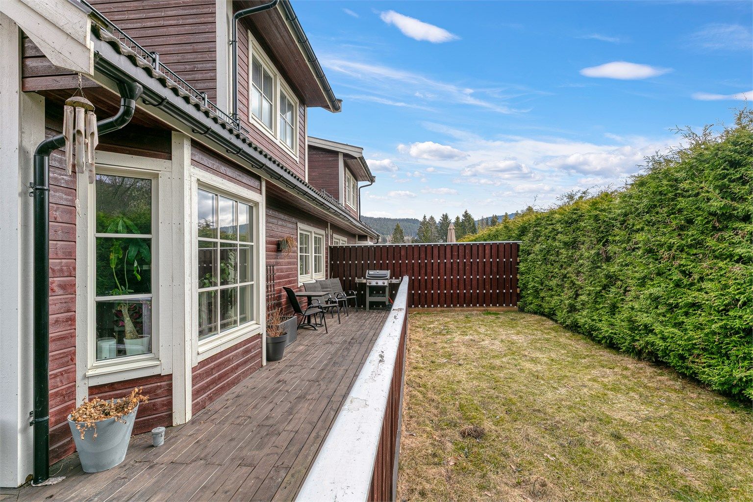 Terrasse mot syd og vest med utgang fra stue