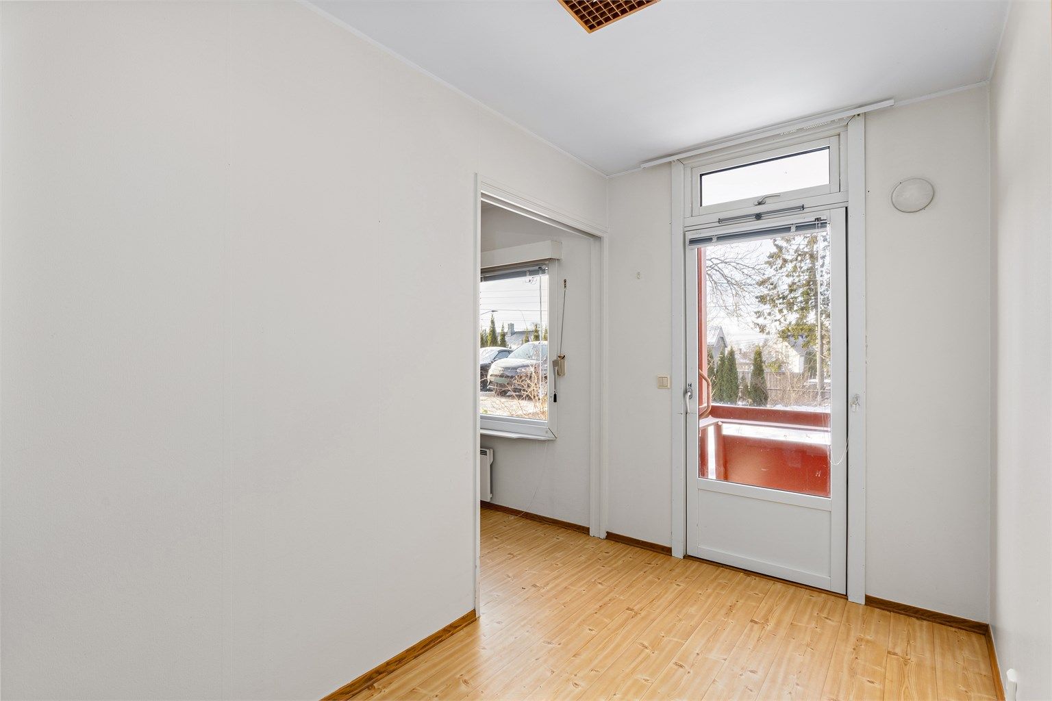 Inngang til soverom fra stuen via skyvedør