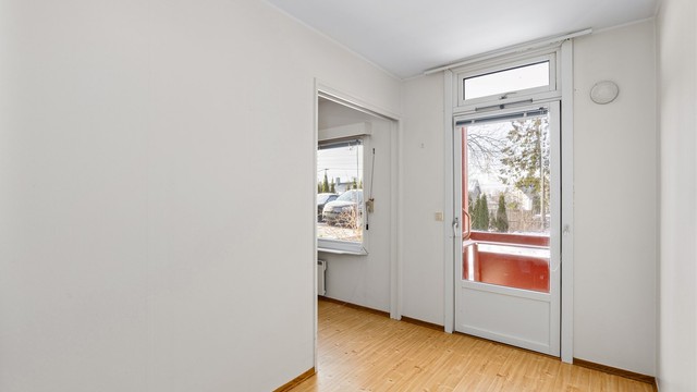 Inngang til soverom fra stuen via skyvedør