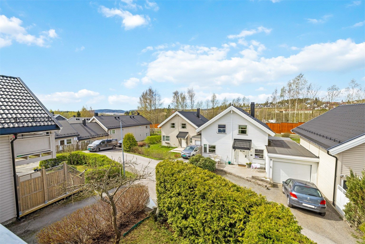 Eiendommen ligger i et veletablert og rolig boligfelt på Holt Vestvollen.