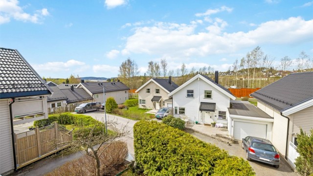 Eiendommen ligger i et veletablert og rolig boligfelt på Holt Vestvollen.