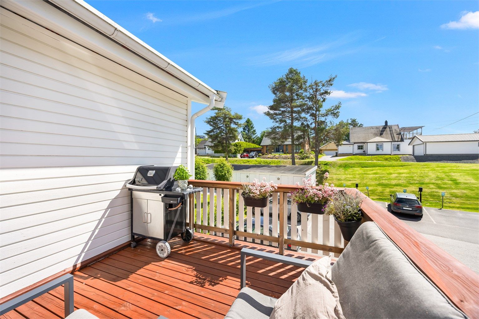 Balkongen på 7 m² har gulv av terrassebord og rekkverk i tre.