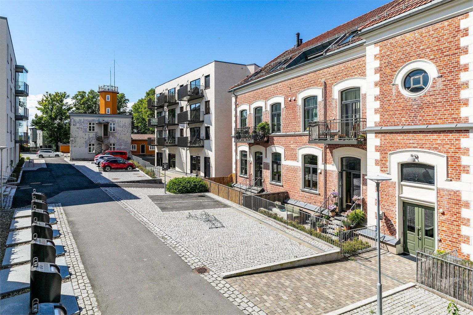 Skarmyrakvartalet er avskjermet fra trafikken gjennom byen. Her råder i stedet en tilbaketrukket og rolig atmosfære.