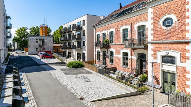 Skarmyrakvartalet er avskjermet fra trafikken gjennom byen. Her råder i stedet en tilbaketrukket og rolig atmosfære.