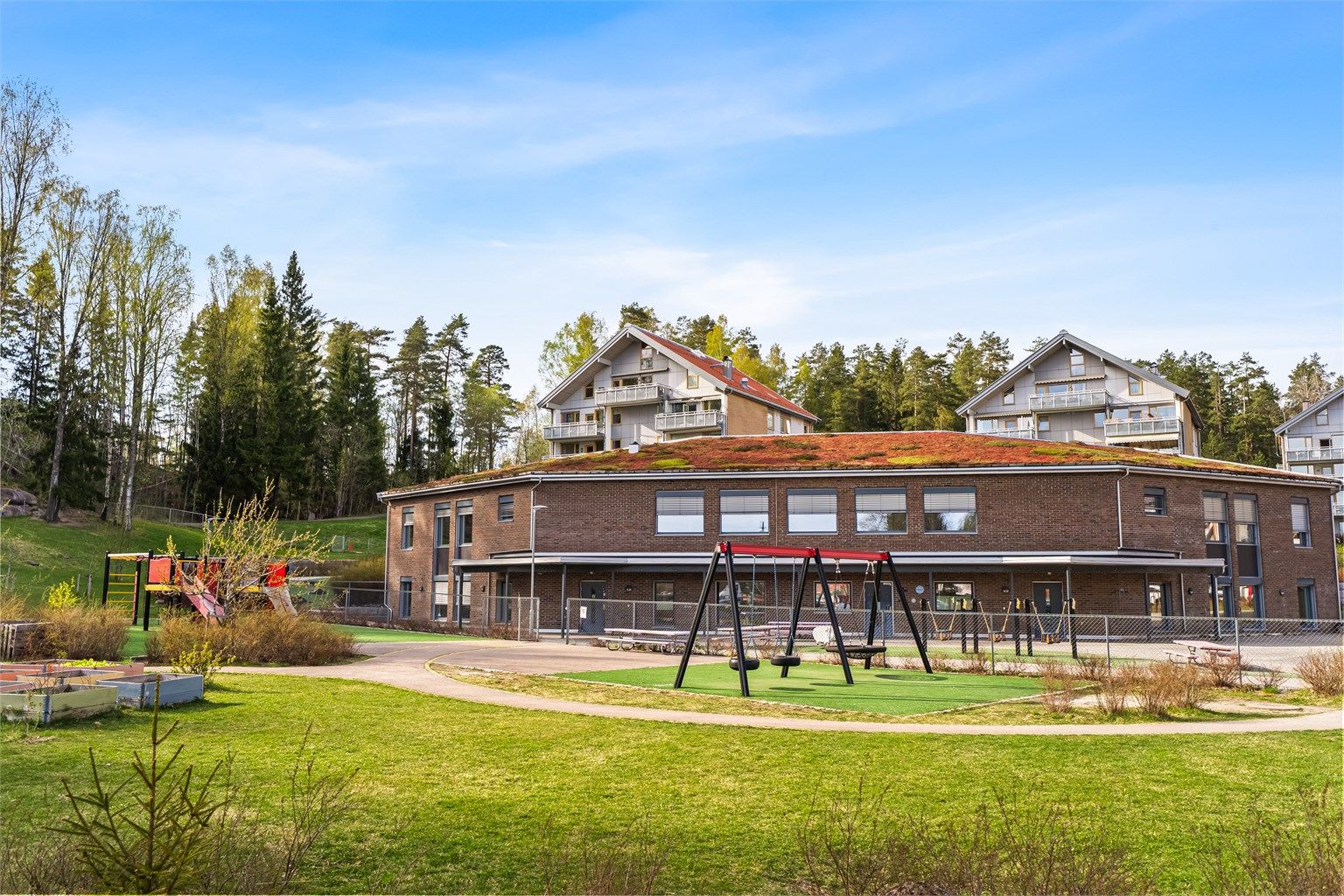 Litt lenger opp i borettslaget ligger en nyere barnehage, Ødegården barnehage.