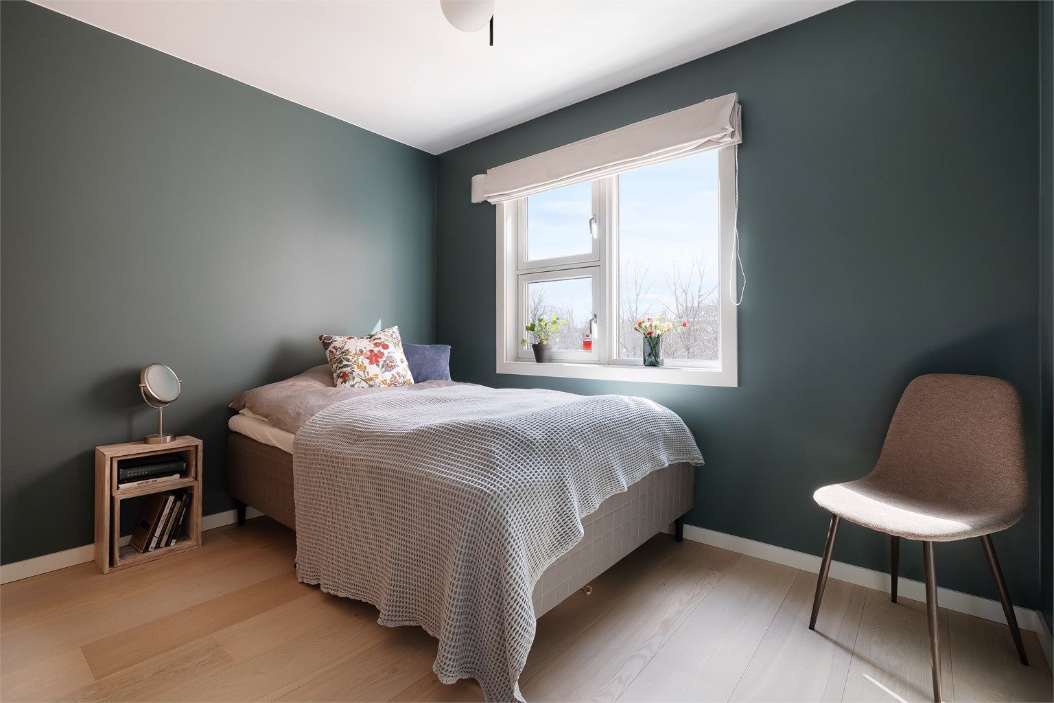 Leiligheten har tre soverom, alle av god størrelse.