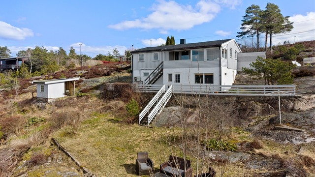 På tomten står også et frittstående anneks på 5 m² fra 2008.