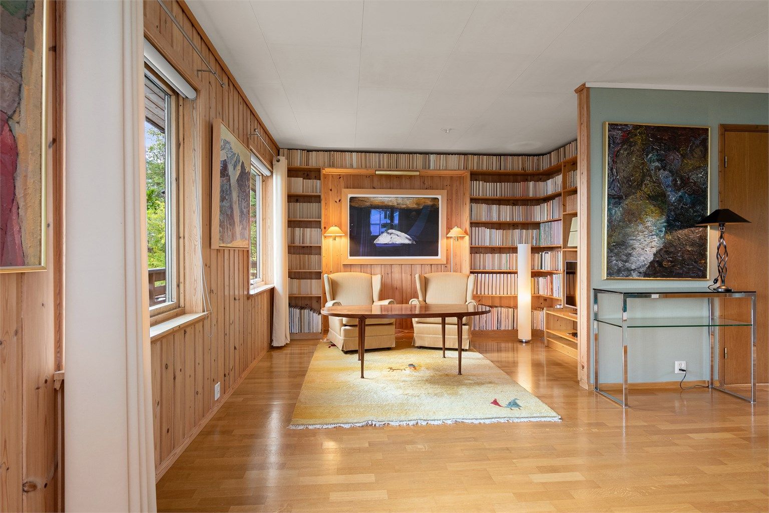 Innlemmet del av stuen, i dag innredet som bibliotek med plassbygde hyller.