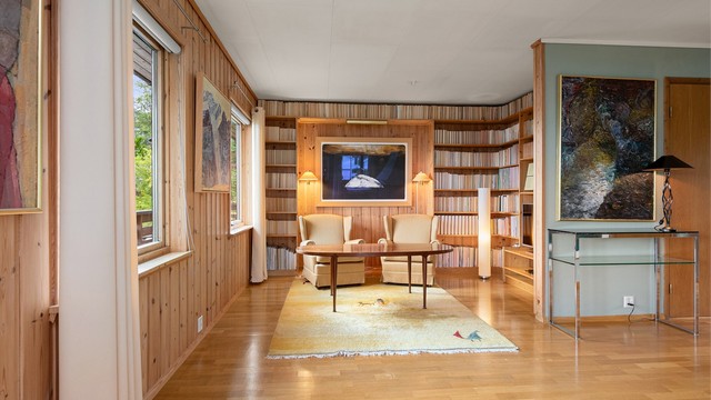 Innlemmet del av stuen, i dag innredet som bibliotek med plassbygde hyller.
