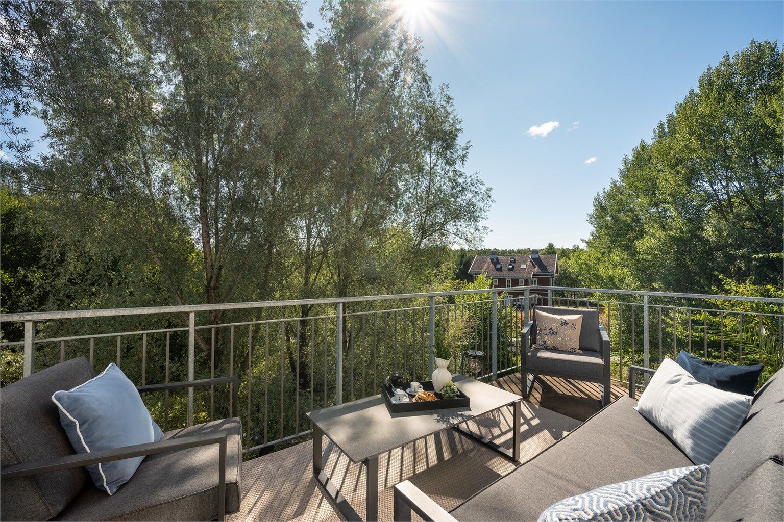 Fra stuen har du utgang til en flott balkong på hele 13 kvm. Her sitter du usjenert med utsikt mot grønne omgivelser. 