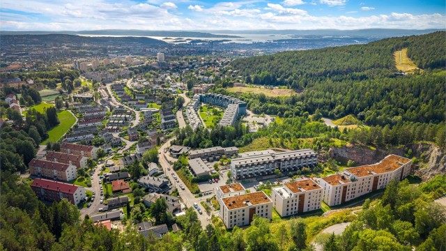 Setter du pris på umiddelbar nærhet til marka og enkel adkomst til sentrum bør denne boligen oppleves!