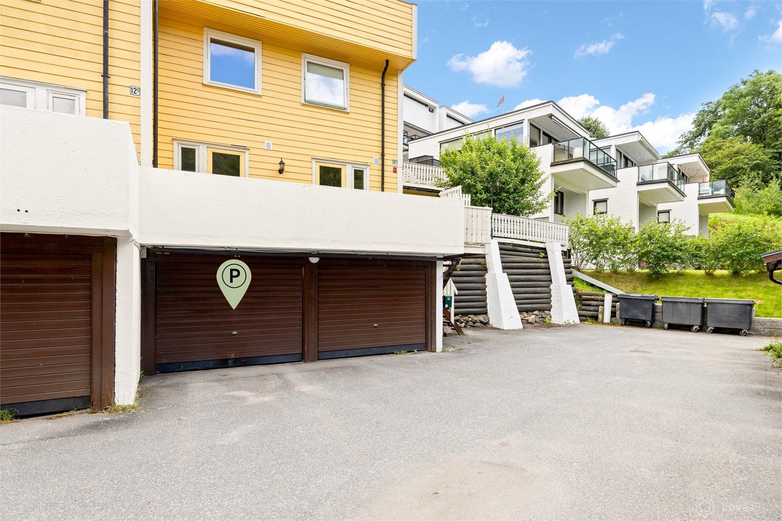 Boligen disponerer en garasjeplass på 17 kvm i underetasjen på nabobygget.