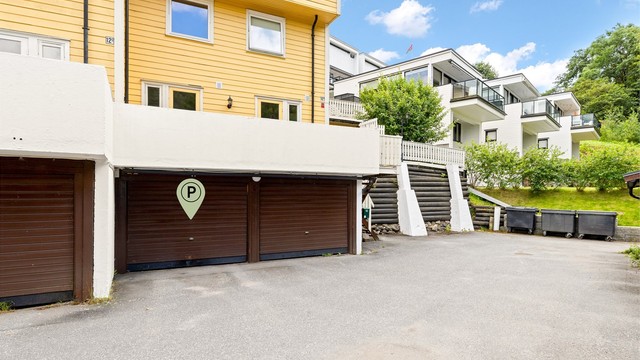 Boligen disponerer en garasjeplass på 17 kvm i underetasjen på nabobygget.