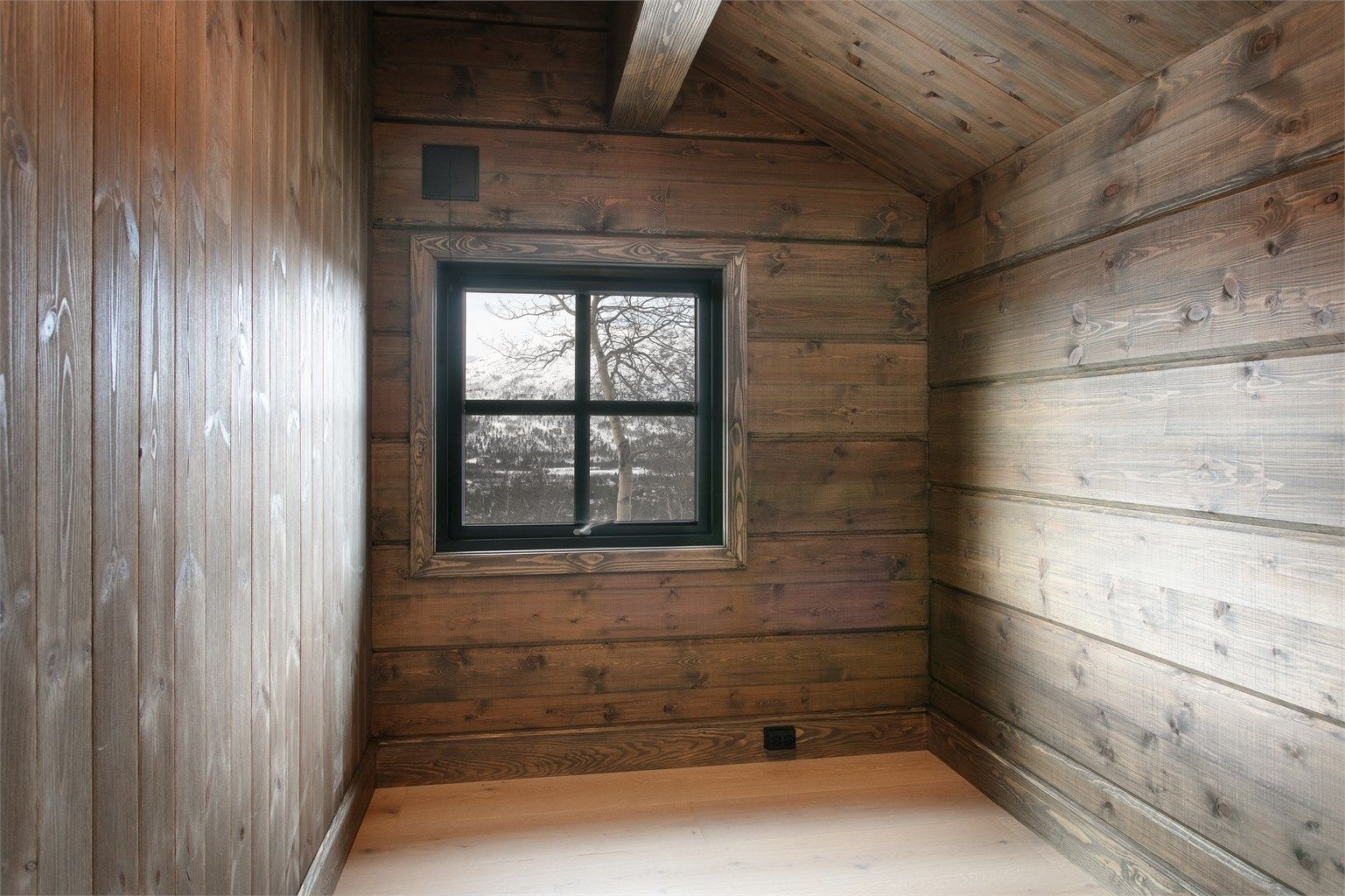 Soverommene har en lun og hyggelig atmosfære, perfekt for hvile etter lange dager ute i fjellet.