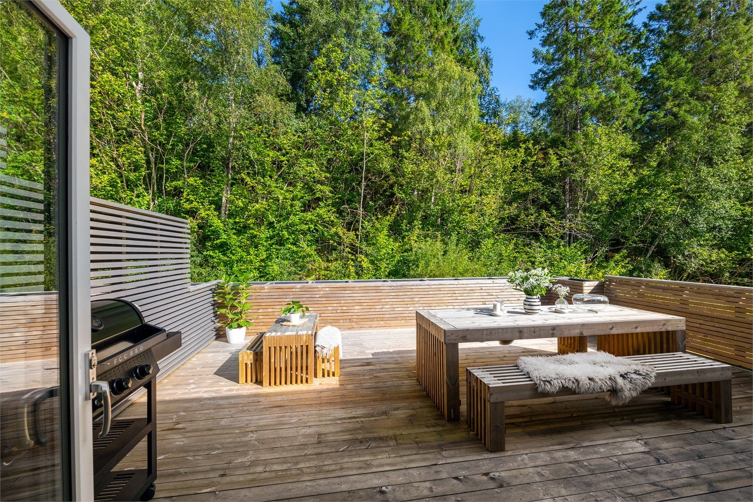 Fra kjøkkenet er det utgang til en stor terrasse på 36 kvm.