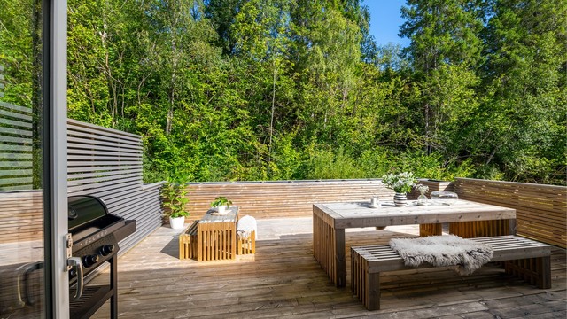 Fra kjøkkenet er det utgang til en stor terrasse på 36 kvm.