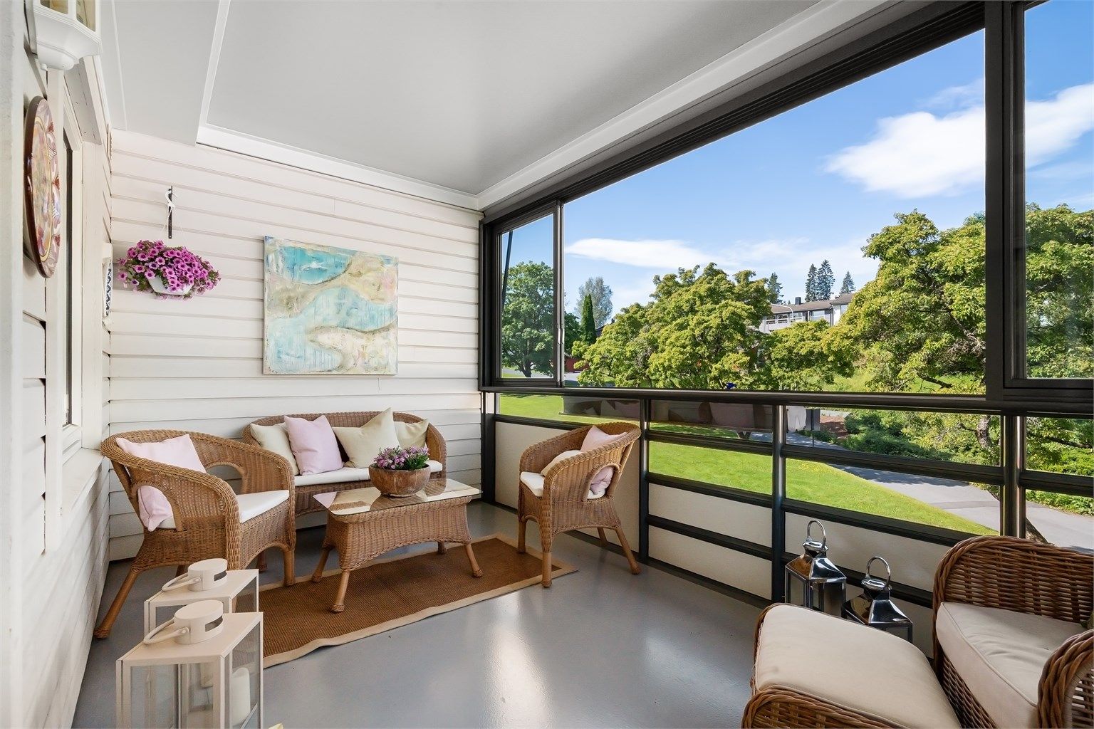 Lys og romslig 4-roms med vestvendt innglasset balkong, garasje, stor bod og barnevennlig beliggenhet nær T-bane!